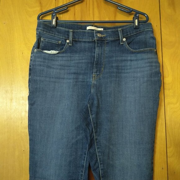 LEVI'S WOMEN'S SIZE 32 CLASSIC STRAIGHT BLUE JEANS DENIM - Picture 2 of 5
